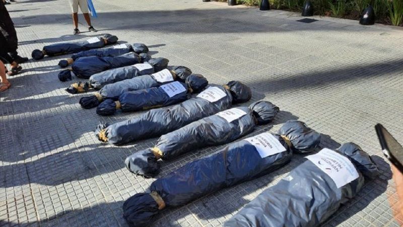 Colocaron frente a Casa Rosada bolsas que simulaban tener cadáveres