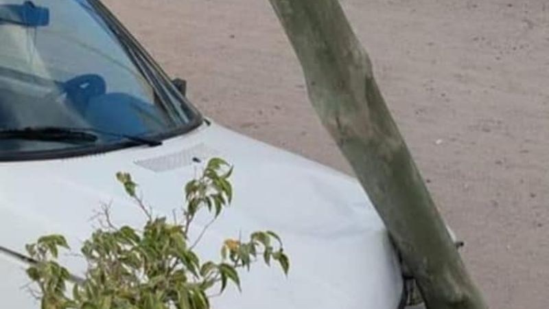 Chocó contra un poste y dejó sin energía a Valle Chico