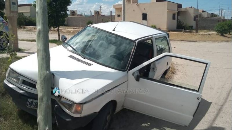 Chocó contra un poste y dejó sin energía a Valle Chico
