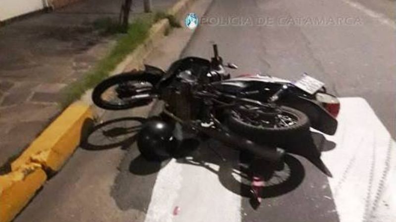 Motociclista se estrelló contra una camioneta en esquina del centro