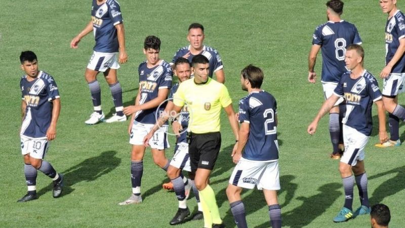 Racing de Córdoba ascendió, en medio de un final escandaloso