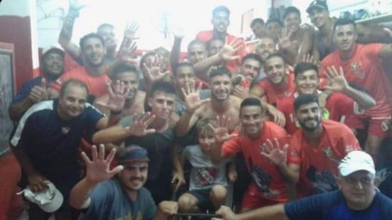 Racing de Córdoba ascendió, en medio de un final escandaloso