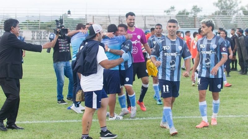 Racing de Córdoba ascendió, en medio de un final escandaloso