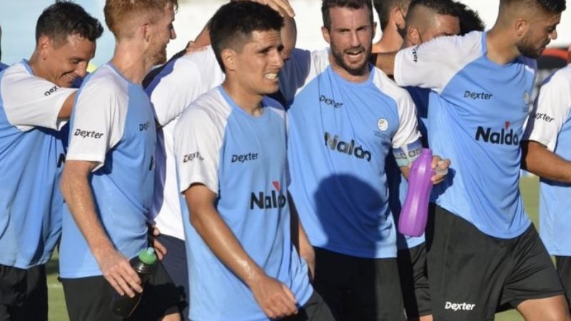 Racing de Córdoba ascendió, en medio de un final escandaloso