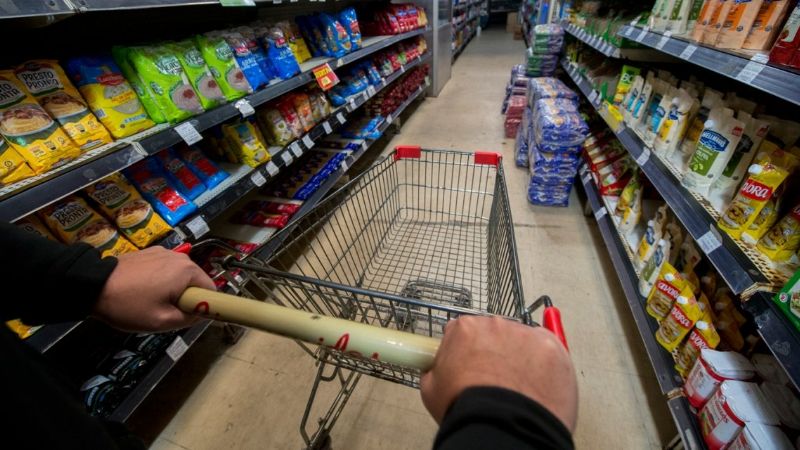 Las góndolas de los súper muestran faltantes de mercadería