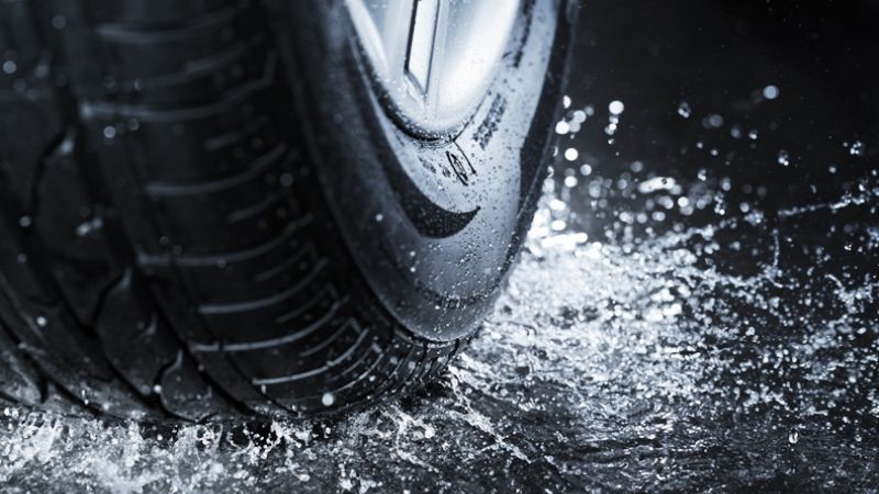 ¿Por qué se produce el aquaplaning en días de lluvia?
