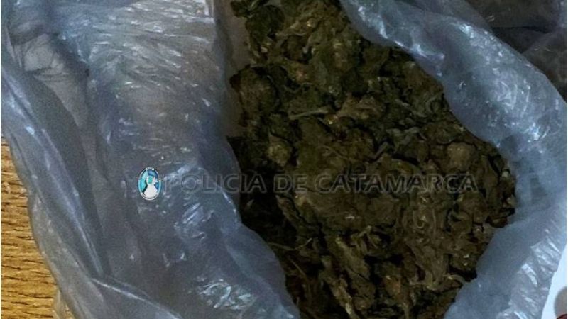 Detienen a dos hombres que querían escapar con 15 gr. de marihuana