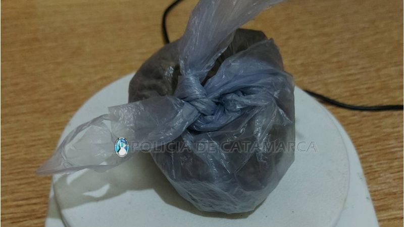 Detienen a dos hombres que querían escapar con 15 gr. de marihuana