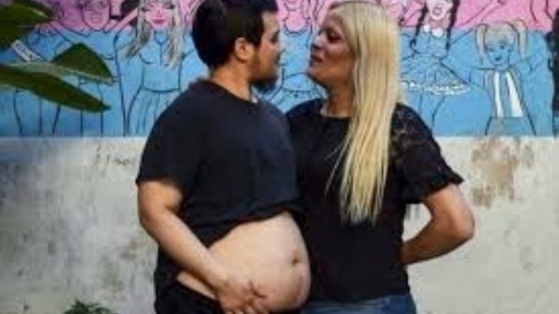 Nació el bebé gestado por un varón trans