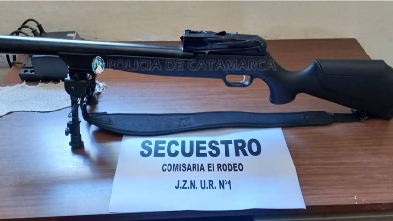 Policías secuestran un rifle de aire comprimido en El Rodeo