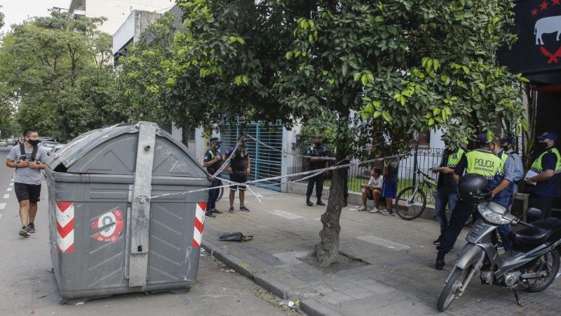 Encontraron con vida a un bebé dentro de la basura y minutos después murió