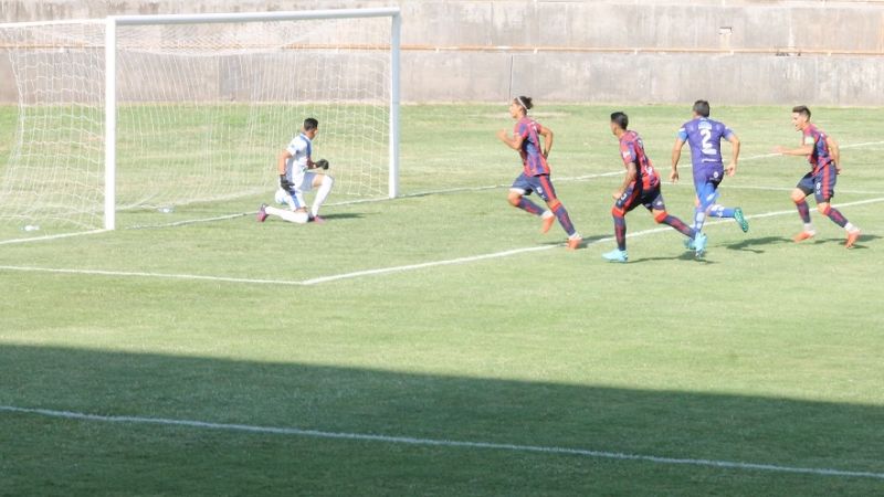 San Lorenzo goleó a Vélez e irá a Córdoba por Racing