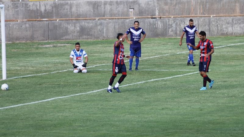 San Lorenzo goleó a Vélez e irá a Córdoba por Racing