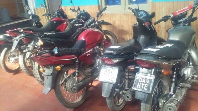 Se escaparon de una fiesta privada y dejaron las motos