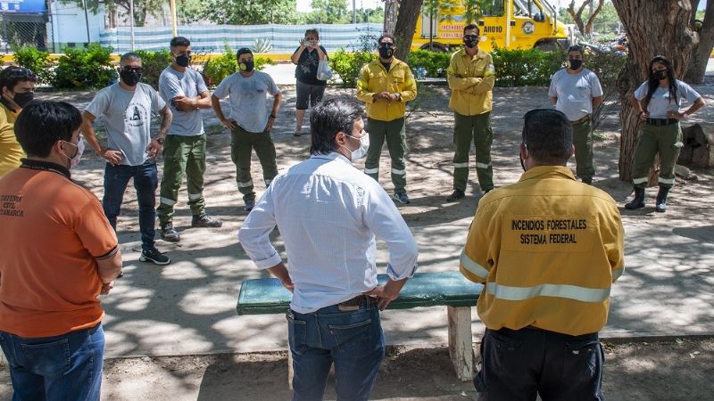 Combatientes catamarqueños prestan colaboración en el sur del país