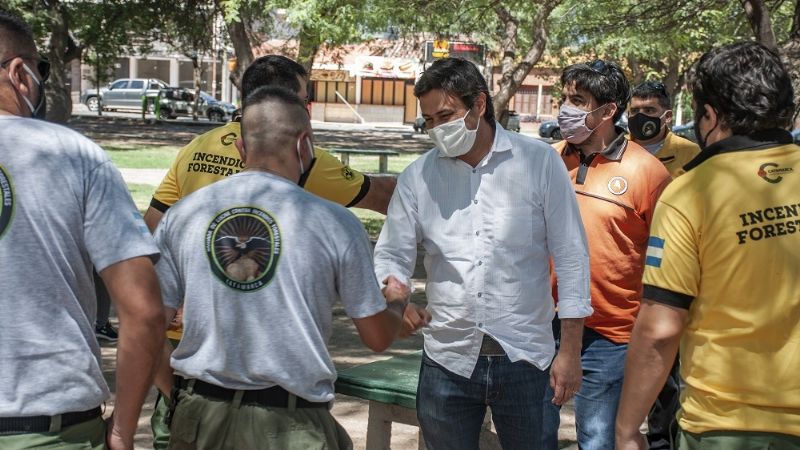Combatientes catamarqueños prestan colaboración en el sur del país