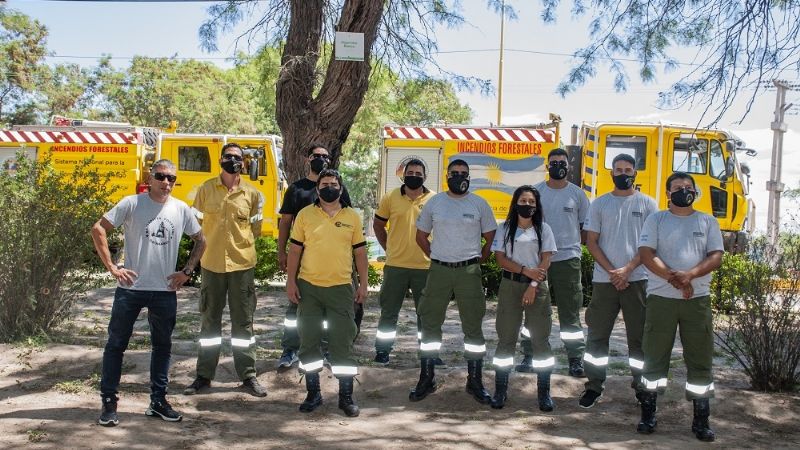 Combatientes catamarqueños prestan colaboración en el sur del país