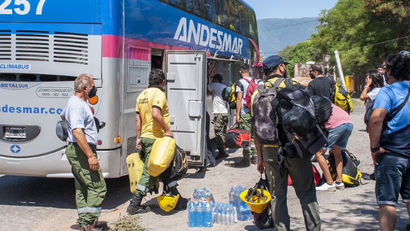Combatientes catamarqueños prestan colaboración en el sur del país