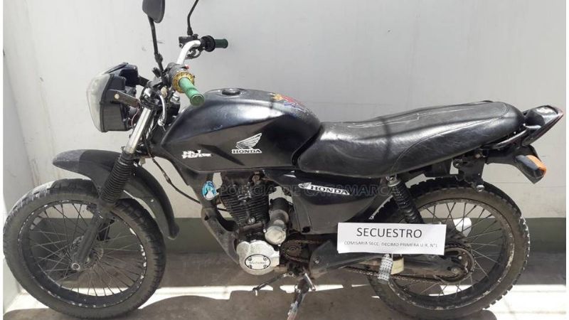 Policías recuperan una moto requerida por la Justicia