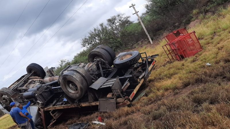 Se desprendió la cabina de un camión y volcó en la ruta