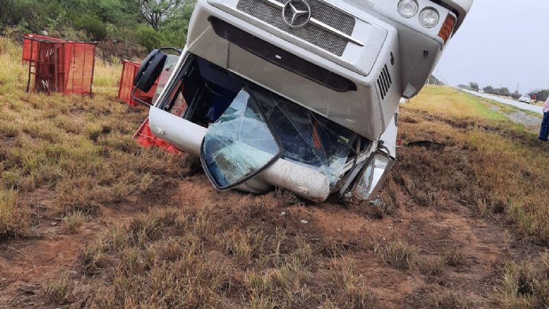 Se desprendió la cabina de un camión y volcó en la ruta