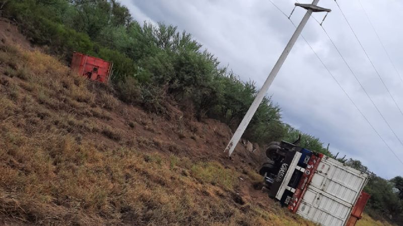 Se desprendió la cabina de un camión y volcó en la ruta