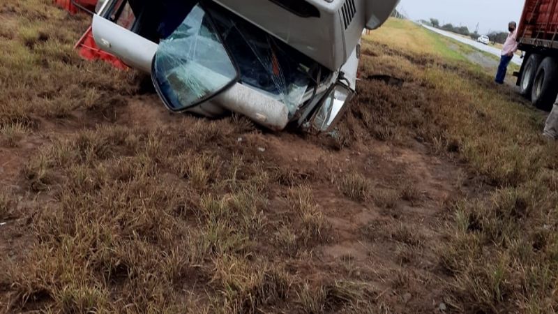 Se desprendió la cabina de un camión y volcó en la ruta