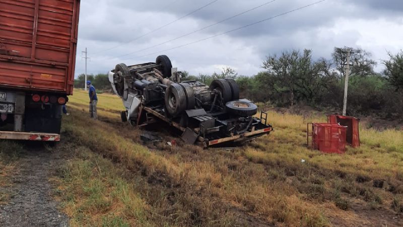 Se desprendió la cabina de un camión y volcó en la ruta