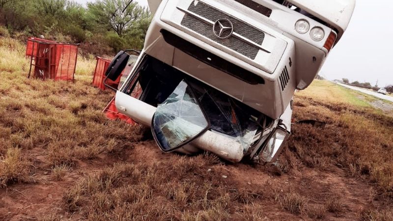 Se desprendió la cabina de un camión y volcó en la ruta
