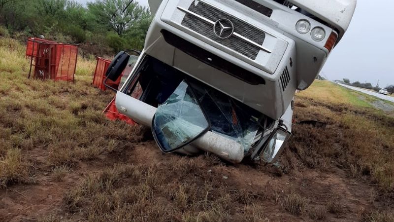 Se desprendió la cabina de un camión y volcó en la ruta
