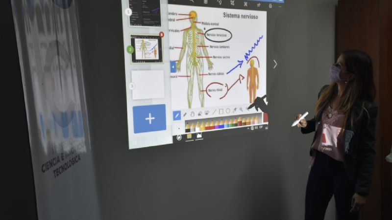 Escuelas Técnicas son equipadas con pizarras digitales de última generación