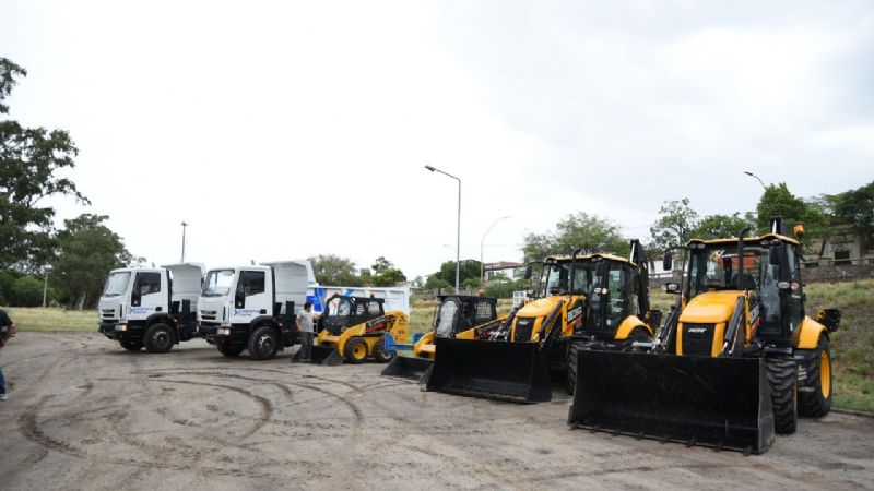 Nuevos vehículos y máquinas para optimizar los servicios en la Capital