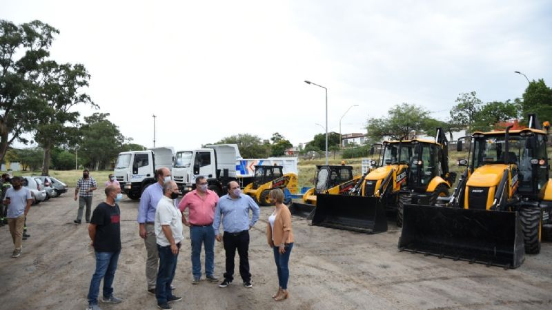 Nuevos vehículos y máquinas para optimizar los servicios en la Capital