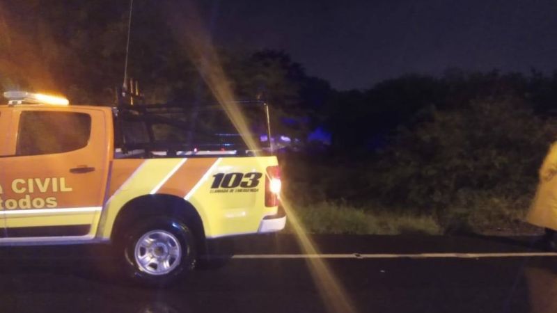 Rescatan a cuatro personas debajo del puente por peligro de creciente