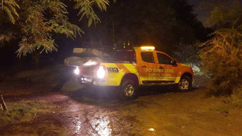 Rescatan a cuatro personas debajo del puente por peligro de creciente