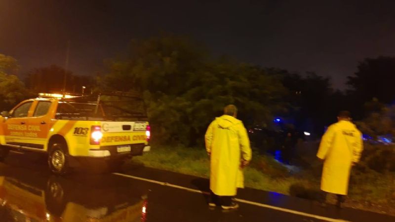 Rescatan a cuatro personas debajo del puente por peligro de creciente