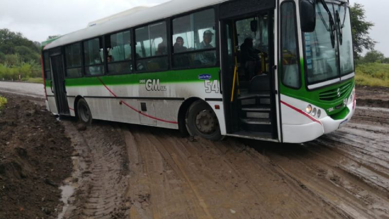 Se estancó un colectivo en el Camino a la Virgen