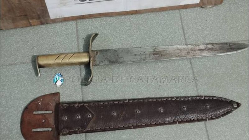 Detienen a dos jóvenes merodeando con un facón