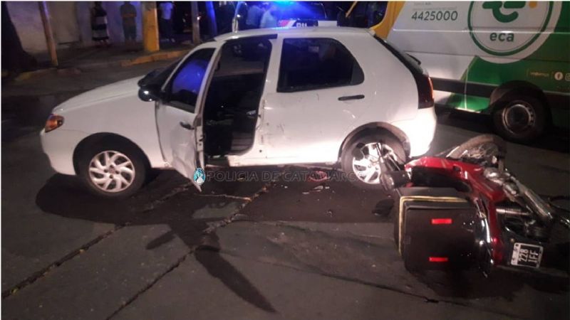 Auto y moto se estrellaron al intentar cruzar una avenida