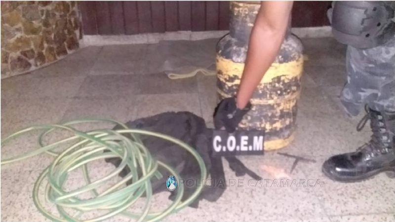 Aprehenden a un joven con una garrafa, manguea, arma y mochila