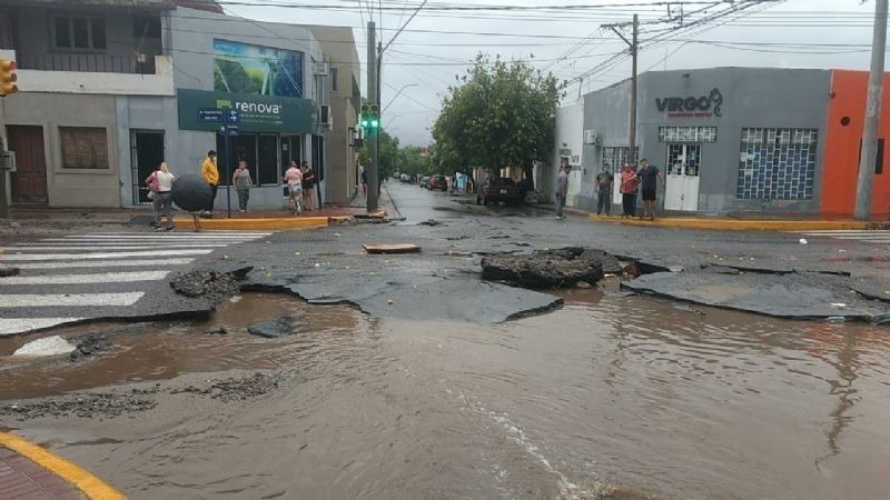 El agua levantó el pavimento