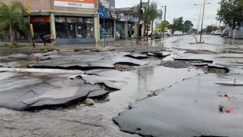 El agua levantó el pavimento