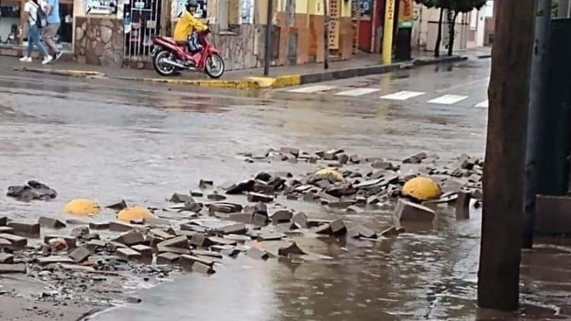 El agua levantó el pavimento