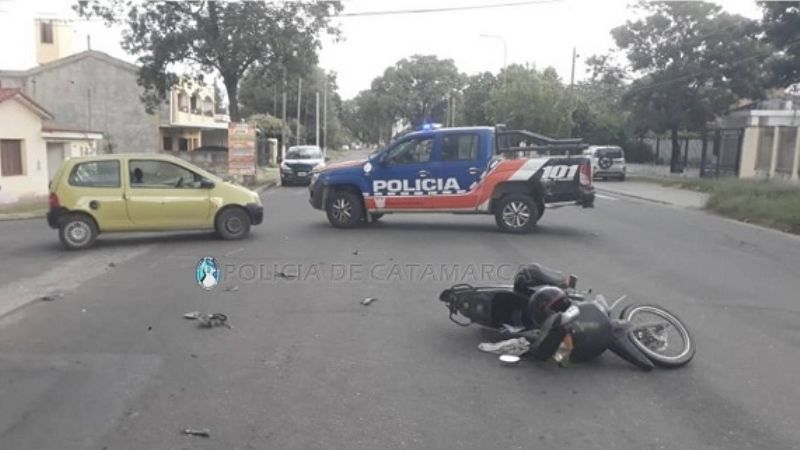 Chocó a una moto con dos personas y huyó