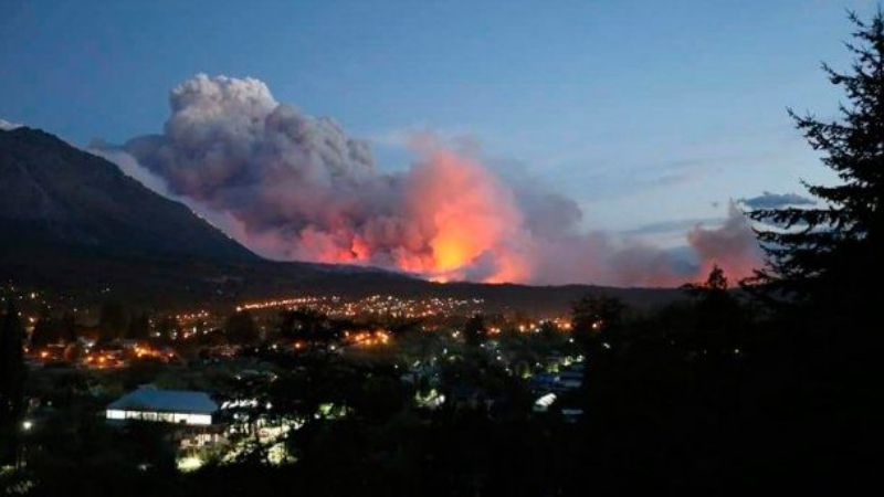 Incendios arrasan casas y bosques en la cordillera de Chubut