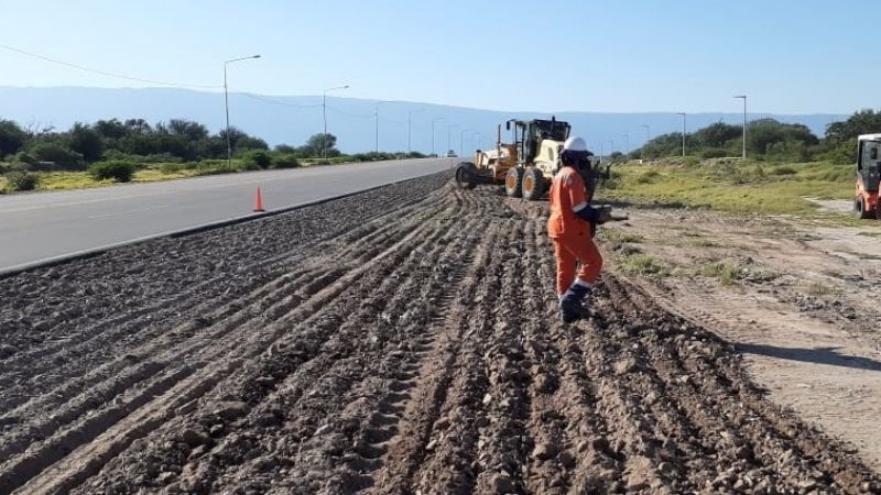 Previenen por trabajos en banquinas en Av. Juan Chelemín