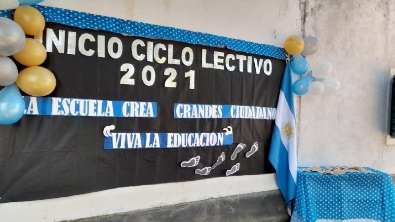 A caballo o en moto, 22 chicos llegan a escuelita rural