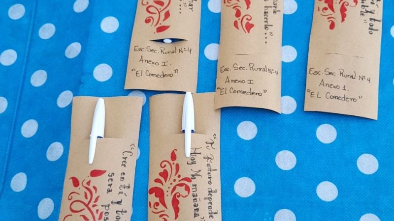 A caballo o en moto, 22 chicos llegan a escuelita rural