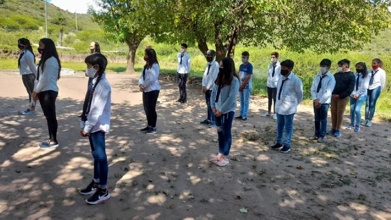 A caballo o en moto, 22 chicos llegan a escuelita rural