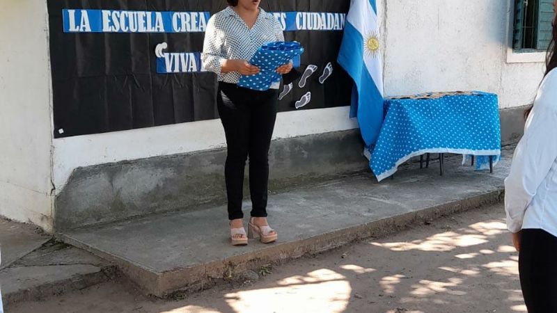 A caballo o en moto, 22 chicos llegan a escuelita rural